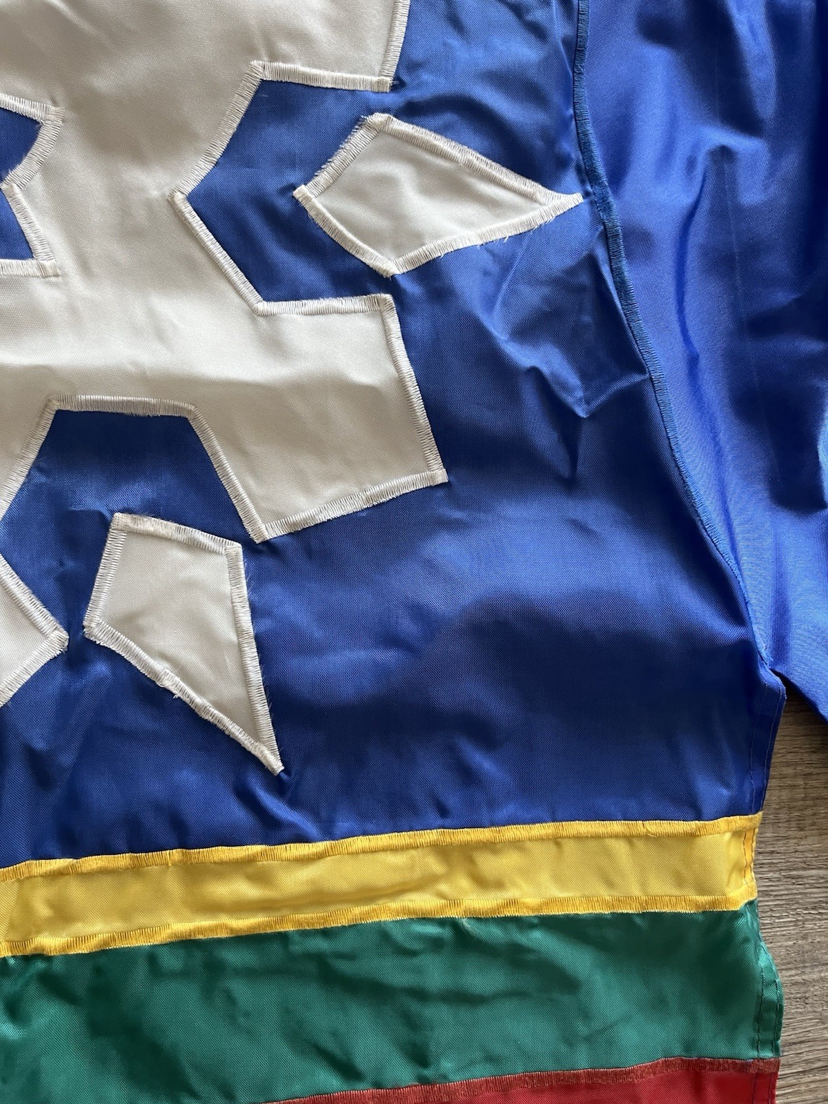 Vtg 1990s Windsport Mitten Garden House Flag Snowflake Red Blue Green Yellow