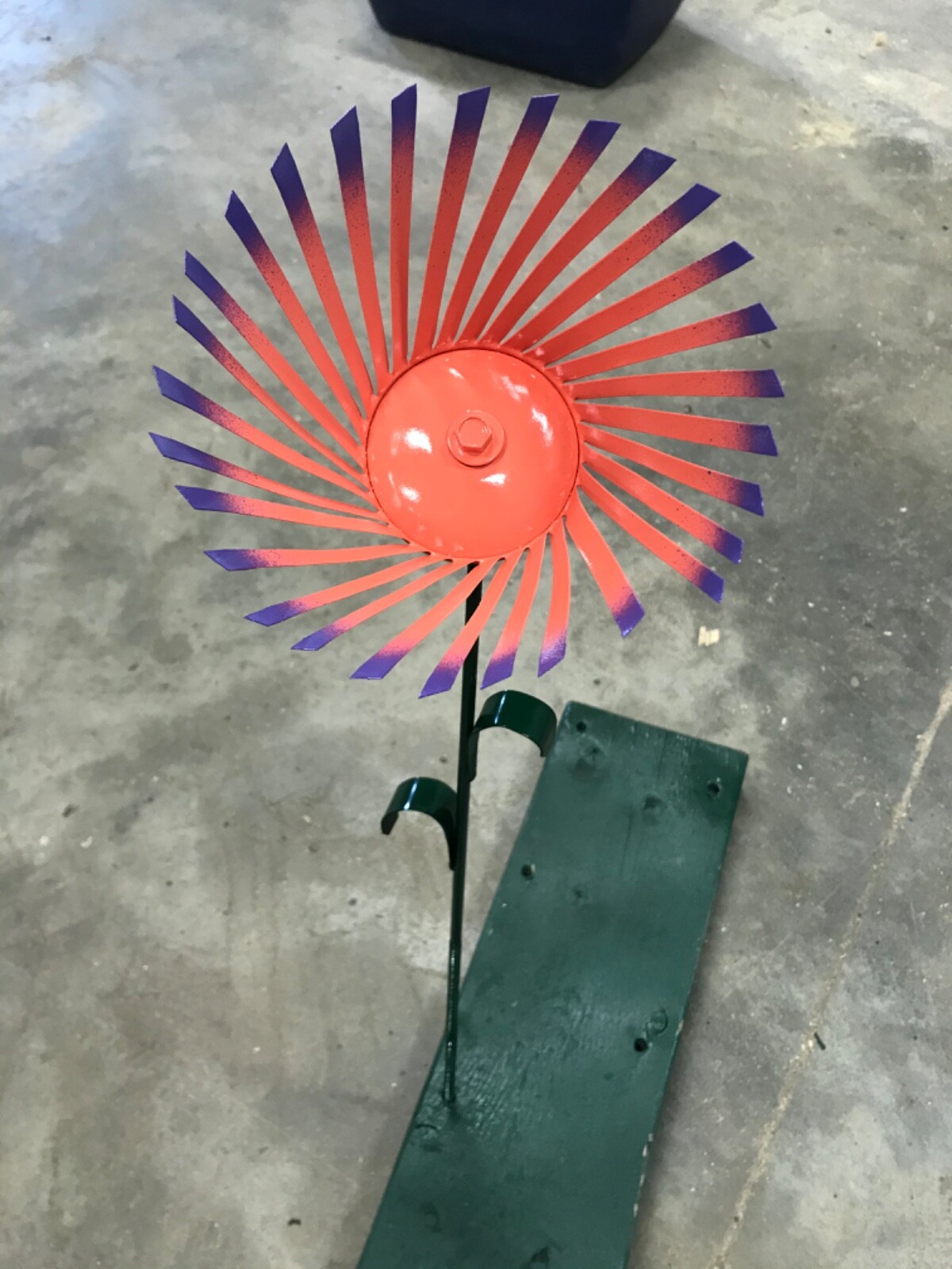 All recycled metal flower home garden stake yard art lawn ornament 18″ tall